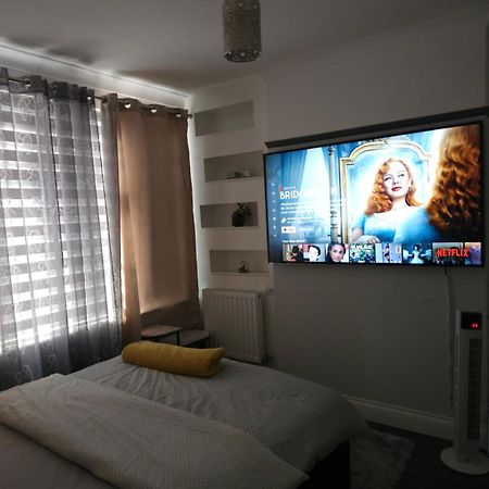 Chi'S Home Дагенъм Екстериор снимка